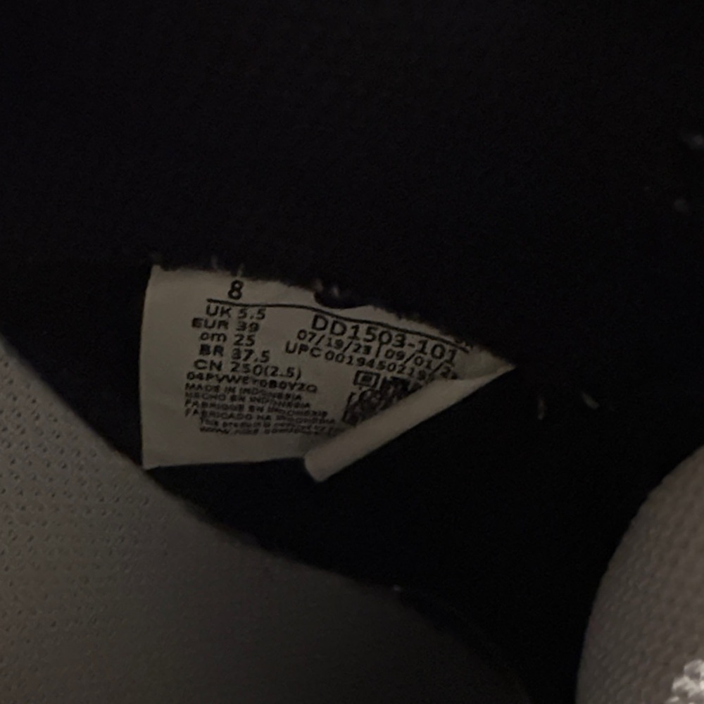 Nike Panda Dunks - Picture 5 of 10